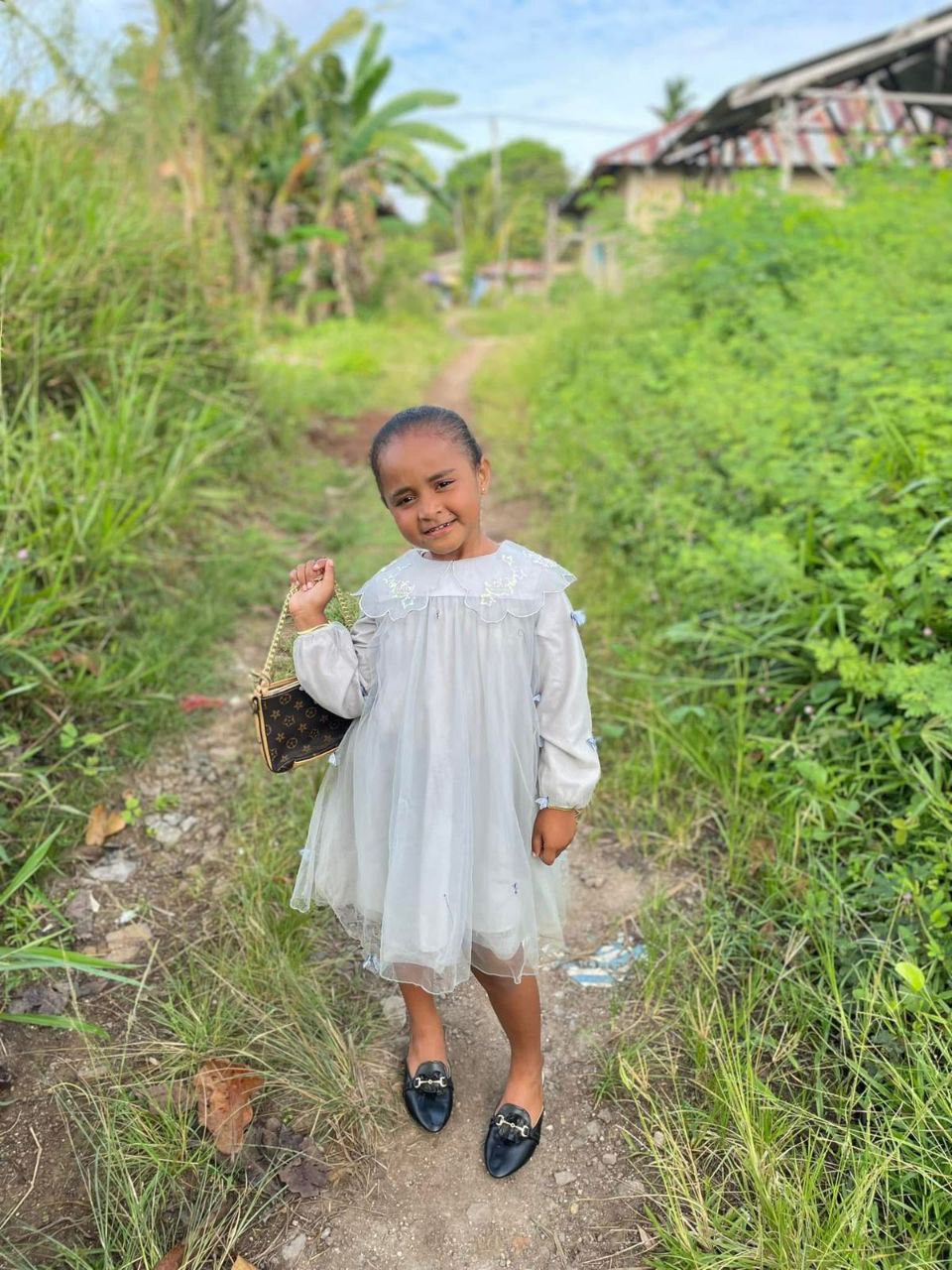 photo 6098068049916267682 y